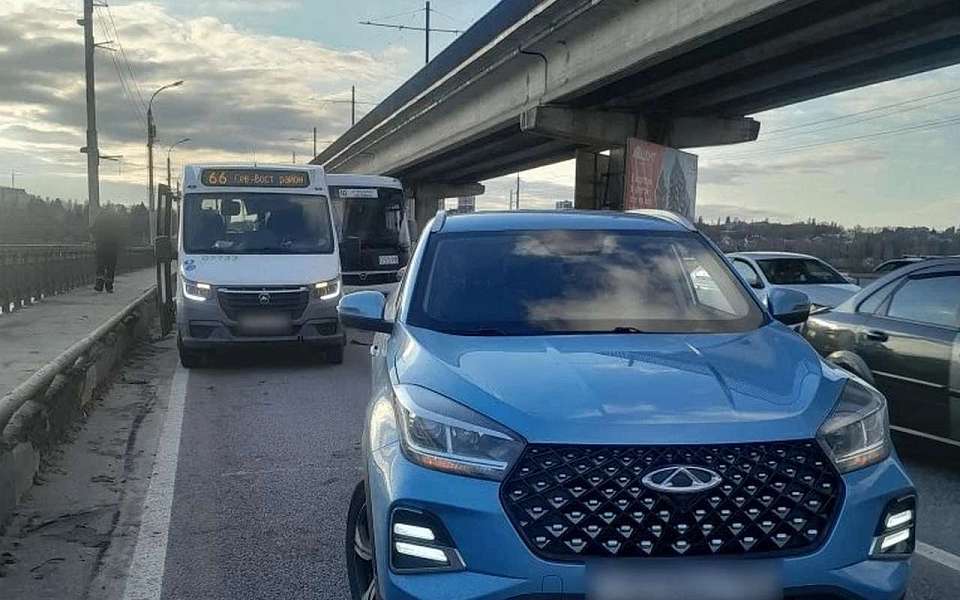 Пострадала пассажирка в ДТП автобусов и легковушки на Северном мосту в Воронеже