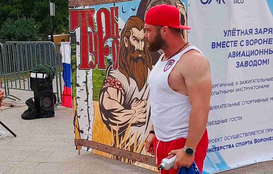 Штангу в 200 кг одной рукой поднял воронежский священник