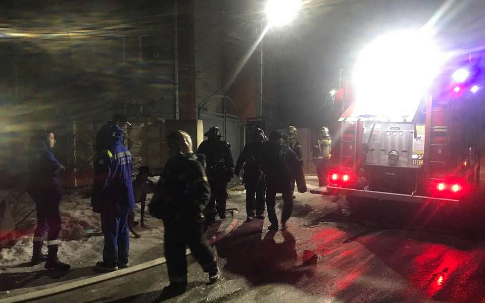 Из-за пожара в бане 13 человек эвакуировали воронежские пожарные