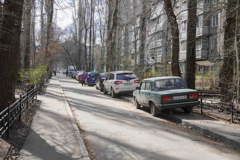 Мэр Воронежа распорядился начать рейды по контролю за парковкой на газонах