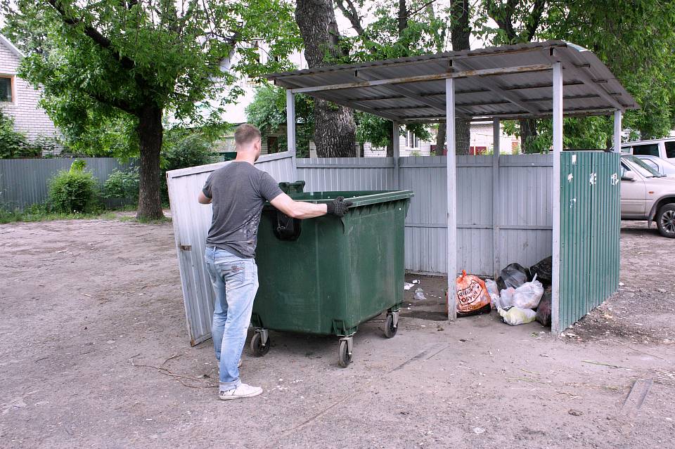 Евроконтейнеры для удобства: в Ленинском районе Воронежа продолжают модернизировать места сбора отходов