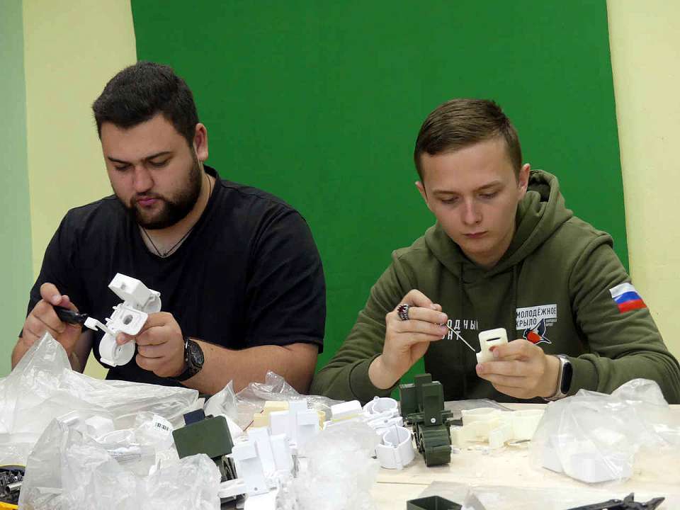 Воронежские студенты мастерят «начинку» дронов для помощи участникам СВО