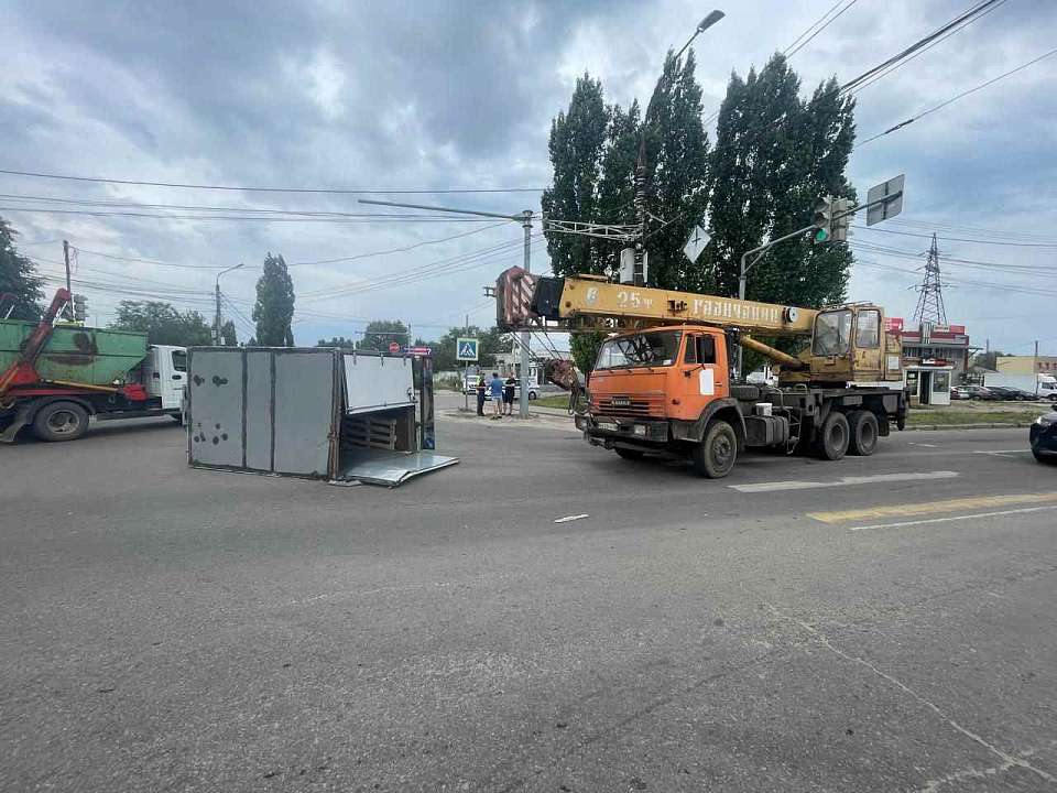 В Воронеже после столкновения с грузовиком перевернулась «Газель»