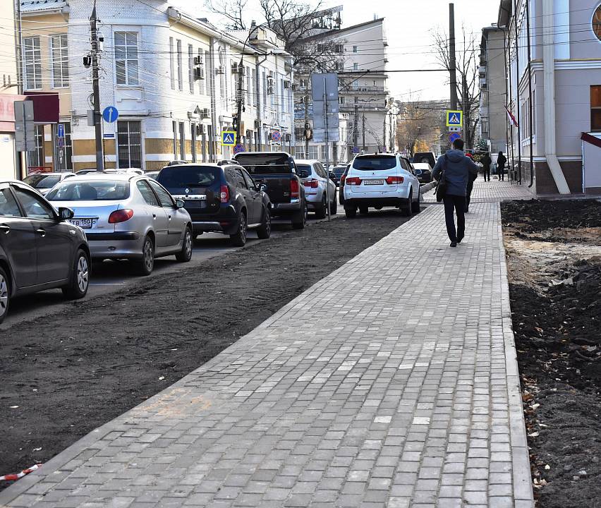 В Ленинском районе Воронежа уложили тротуарную плитку на улице Платонова
