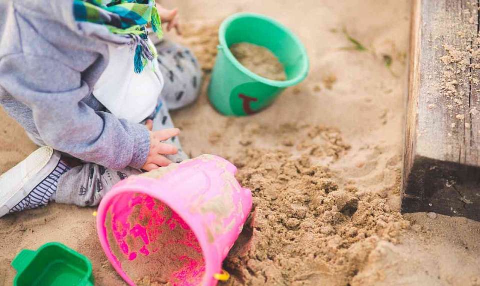 На связь вышла мать двух найденных в воронежской песочнице 4-летних сестер