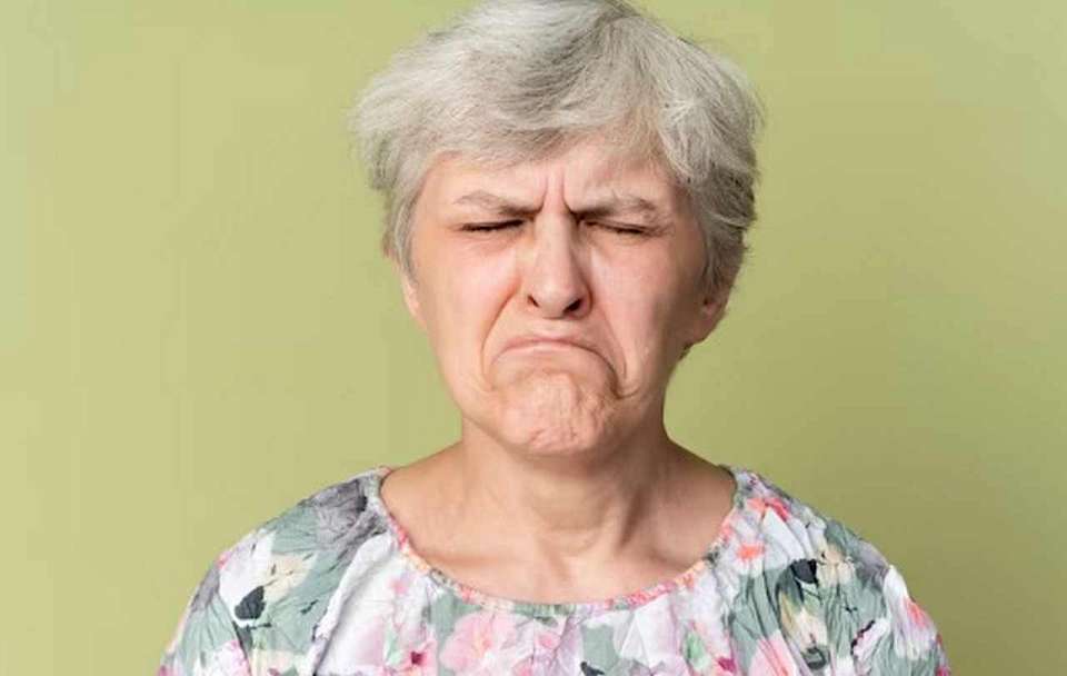 В Воронеже бабушка, продававшая вещи в парке «Танаис», разделала игрушечного львенка огромным ножом на глазах у детей