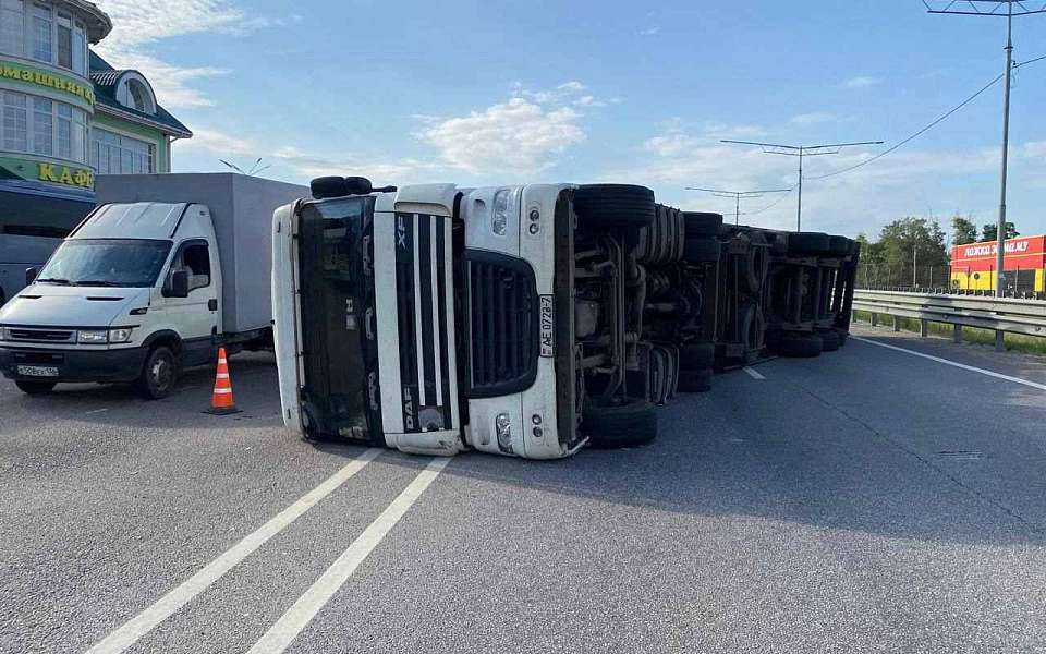 Опрокинувшаяся фура вызвала гигантскую пробку на трассе М-4 под Воронежем