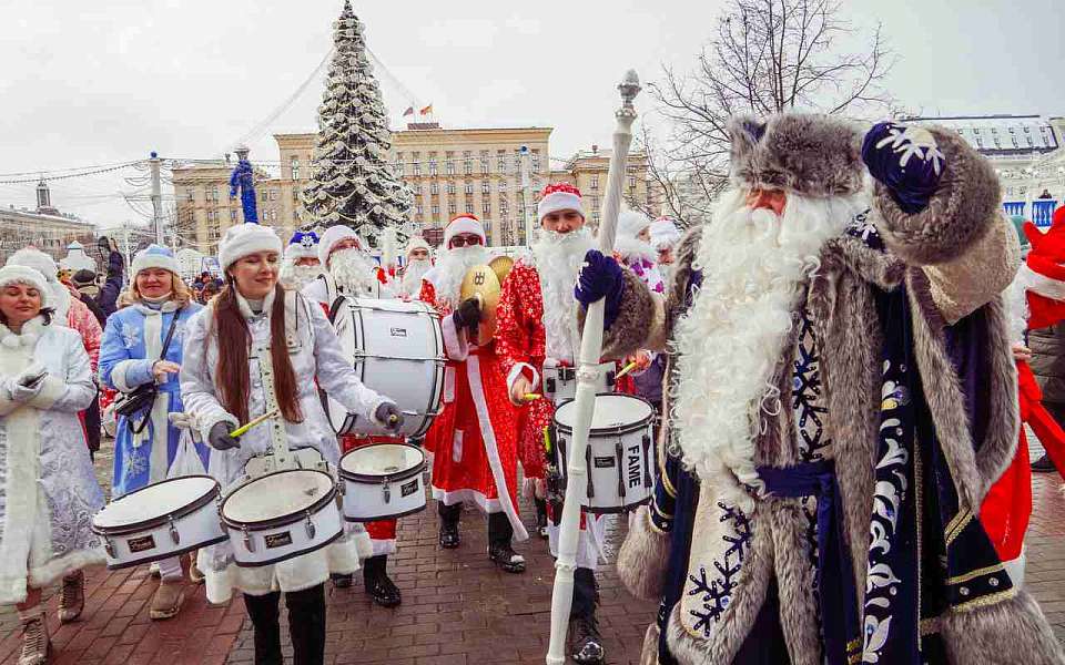 По главной улице с оркестром. Корреспондент редакции в образе новогоднего волшебника принял участие в параде Дедов Морозов