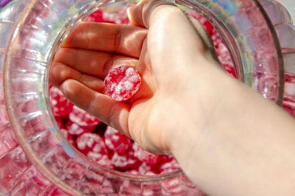 В Воронежской области оштрафовали директора «Пятерочки» за продажу конфет без маркировки