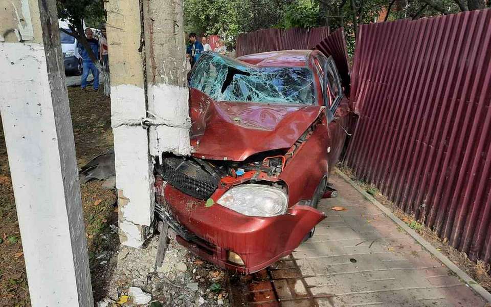 Chevrolet Klan врезался в Ford Focus и в столб под Воронежем: пострадали 3 человека