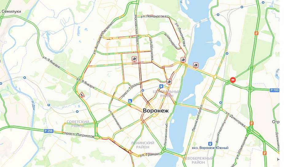 Серьёзная пробка образовалась из-за ДТП на подъездах к Северном мосту в Воронеже