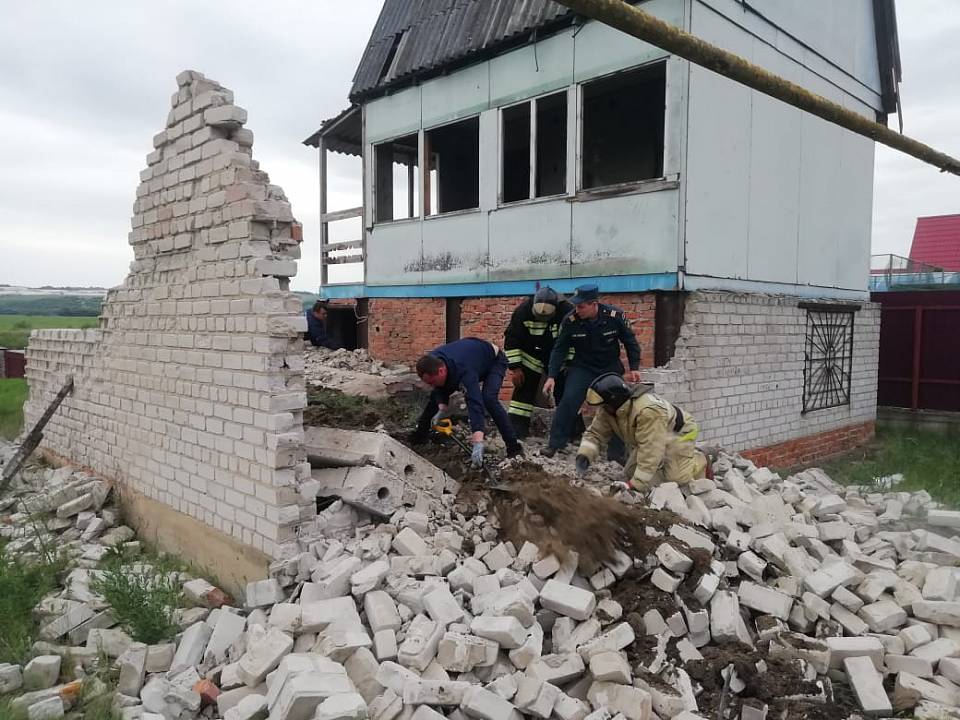 Из-под рухнувшей плиты в недостроенном доме в Воронежской области извлечены тела трёх погибших детей