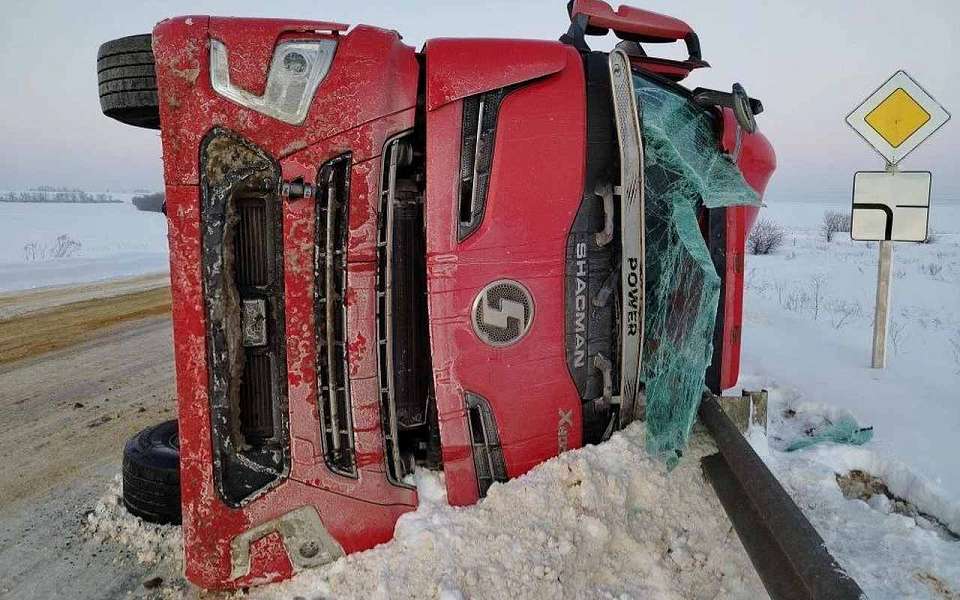 Нижегородская фура опрокинулась на заснеженной трассе в Воронежской области