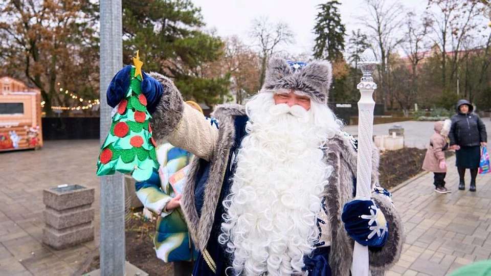 Воронежский Дед Мороз доставил новогодние подарки детям Донбасса