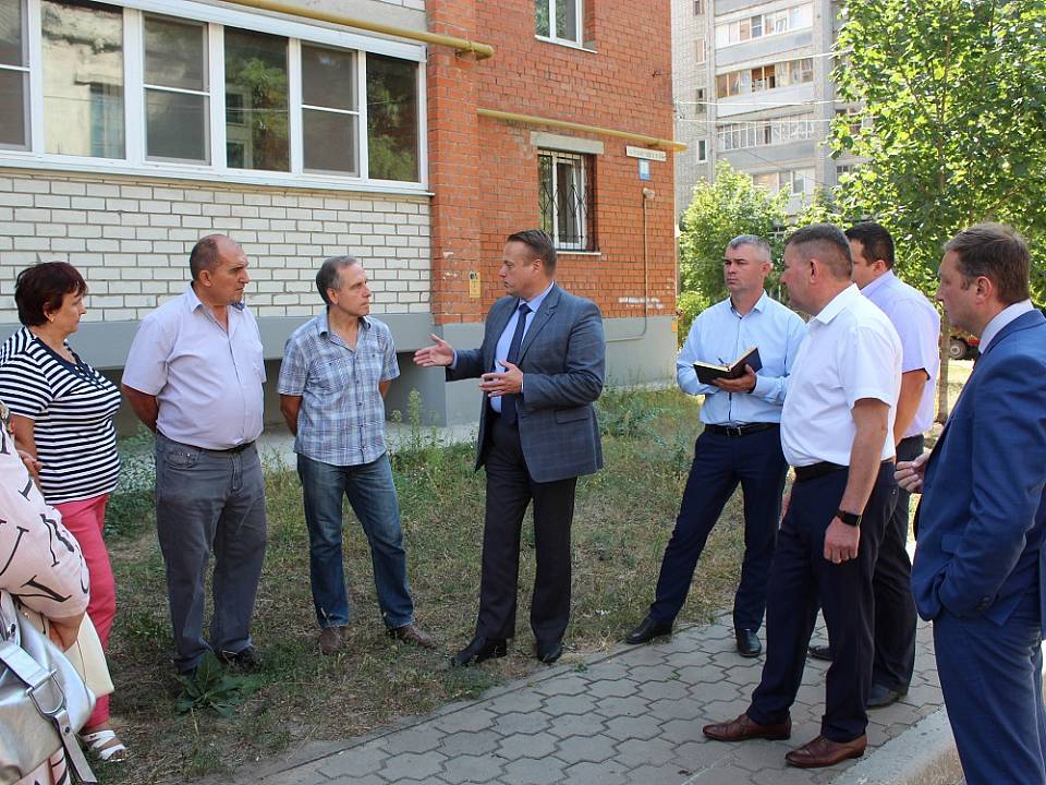 В Левобережном районе глава управы Вадим Башилов провел объезд дворовых территорий