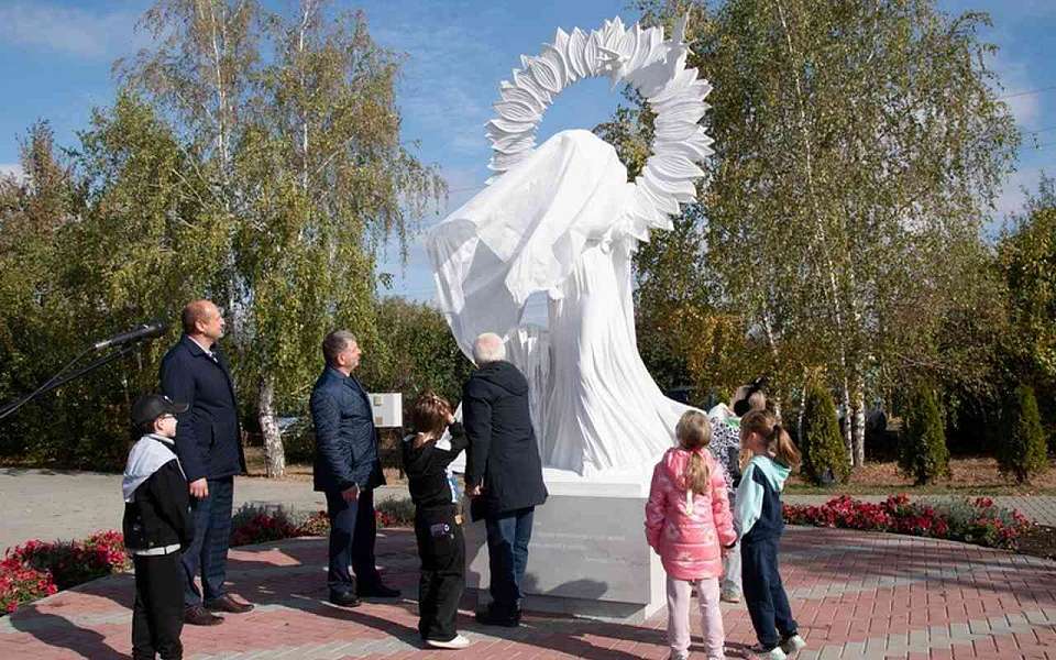 Скульптуру «Нежность матери» открыли в парке в Воронежской области