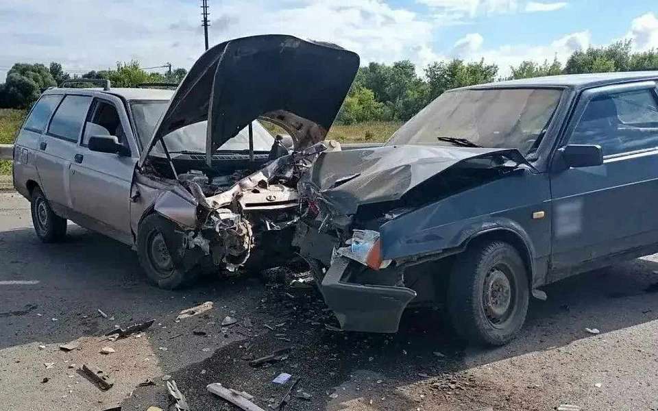 Пожилые водители пострадали в ДТП двух ВАЗов на перекрестке в воронежском райцентре
