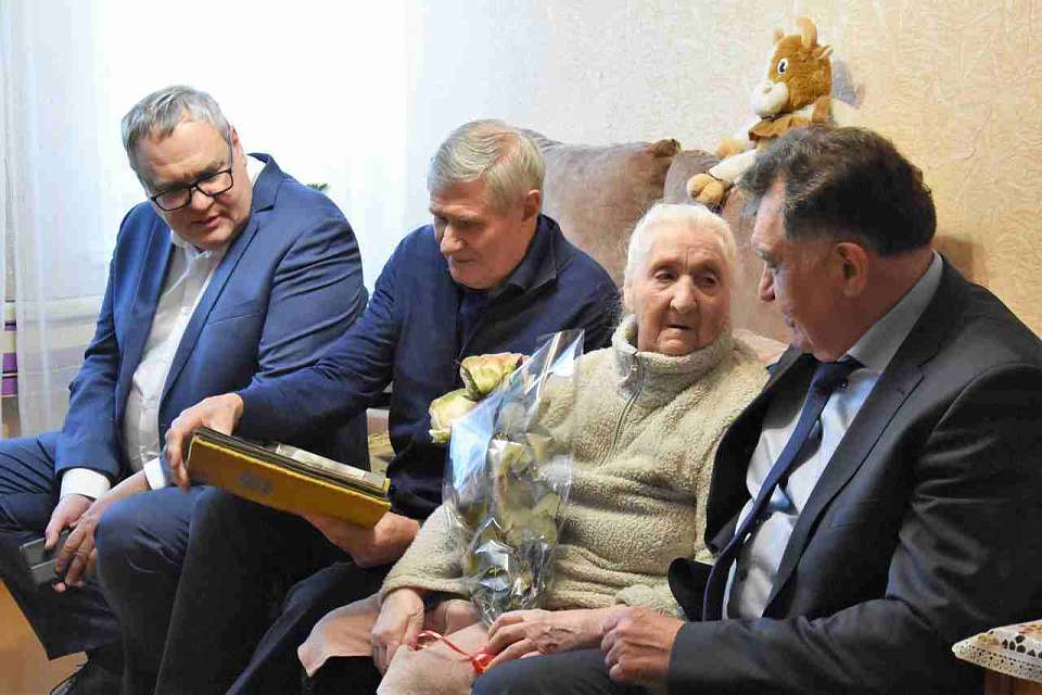 Ветерана Великой Отечественной войны поздравили с приближающимся Международным женским днем