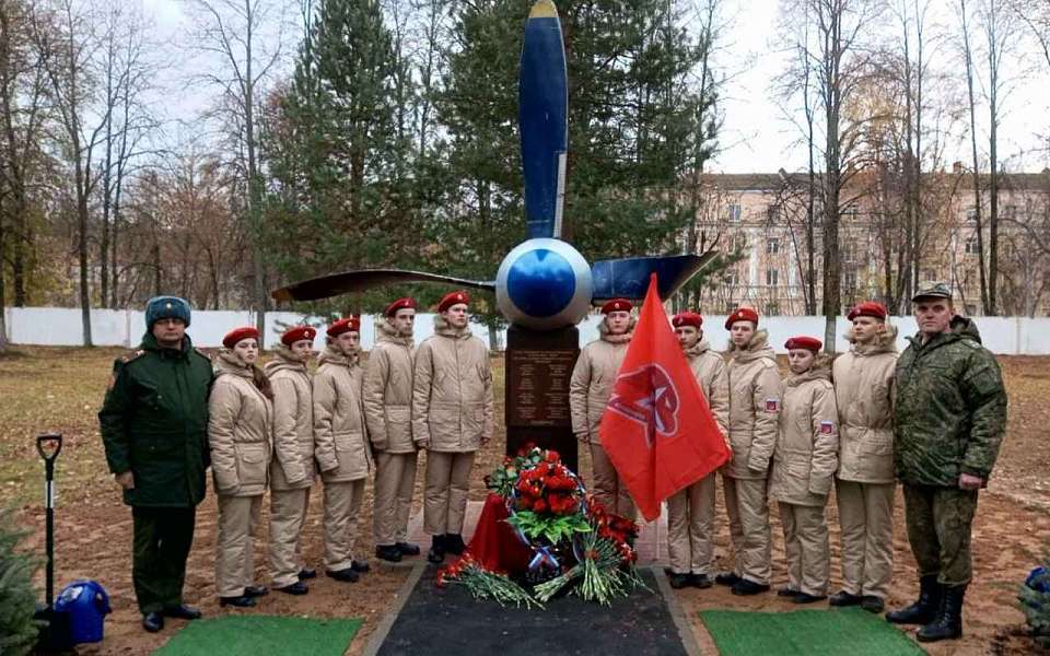 На аэродроме «Иваново-Северный» открыли памятник погибшему под Воронежем экипажу Ил-22