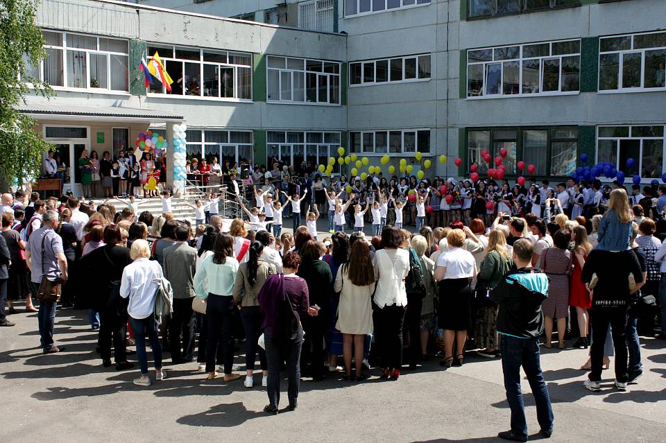 Прощай, школа: в Ленинском районе Воронежа отзвенели «последние звонки»