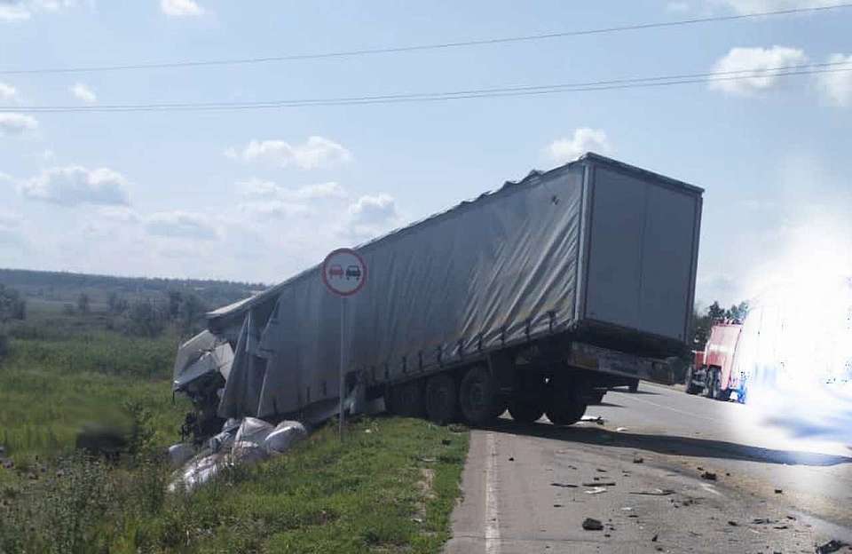 В ДТП с двумя КамАЗами на воронежской трассе погиб житель Белгородской области