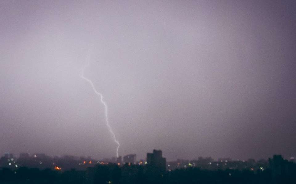 Молния убила 12-летнего мальчика на рыбалке в Воронежской области