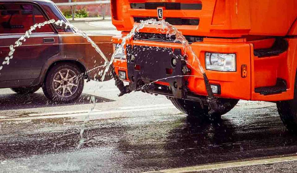 В Ленинском районе отмывают тротуары после зимы ‎