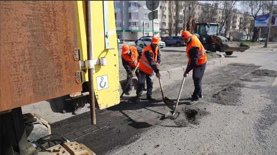 Разрушенное после тяжёлой зимы дорожное покрытие начинают восстанавливать в Воронеже