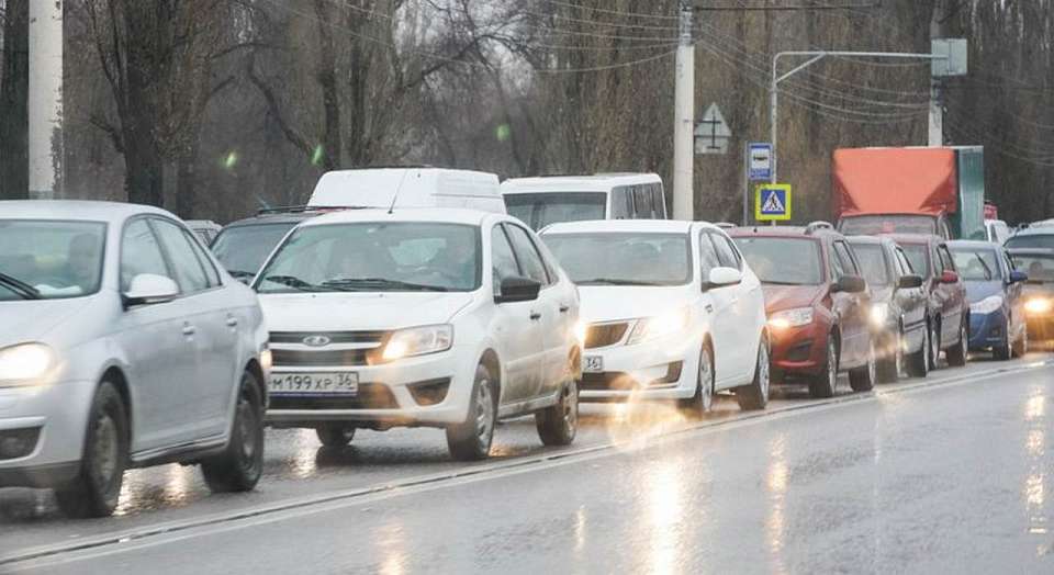 В серьёзной пробке на въезде в Воронеж застряли водители