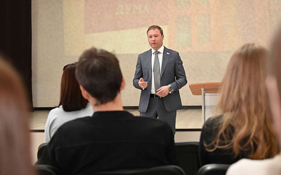 Урок парламентаризма провел для воронежских гимназистов депутат городской думы