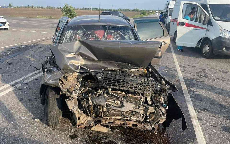 Под Воронежем 4 человека пострадали в ДТП двух иномарок на перекрестке