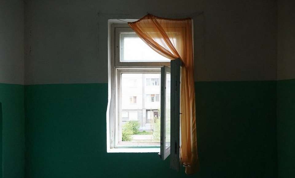 Из окна 3-го этажа выпал 2-летний мальчик в Воронеже