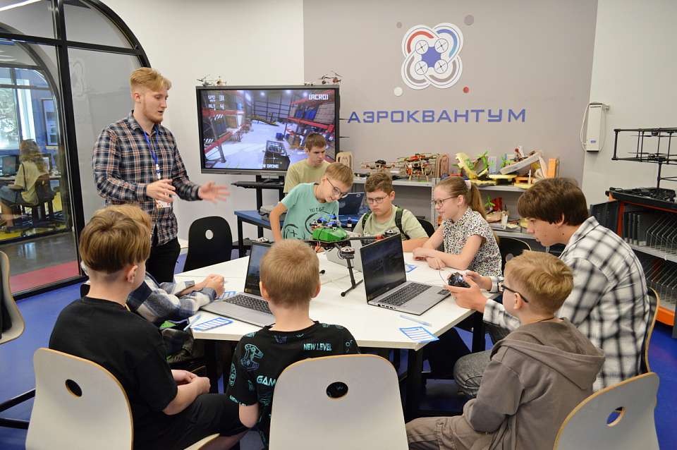 VR, роботы и дроны. Чему учат школьников в детском технопарке «Кванториум»