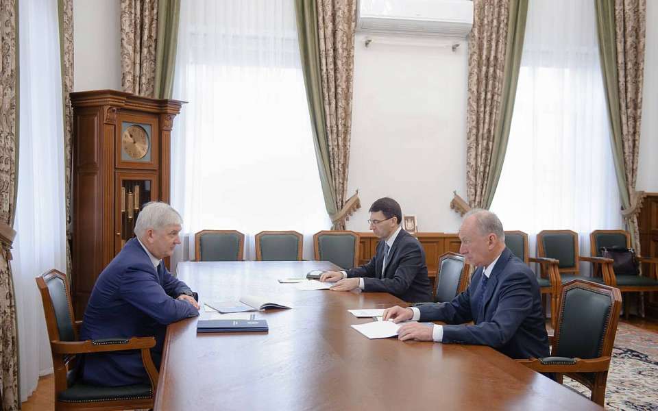 Вопросы безопасности в условиях СВО обсудил секретарь Совбеза с воронежским губернатором