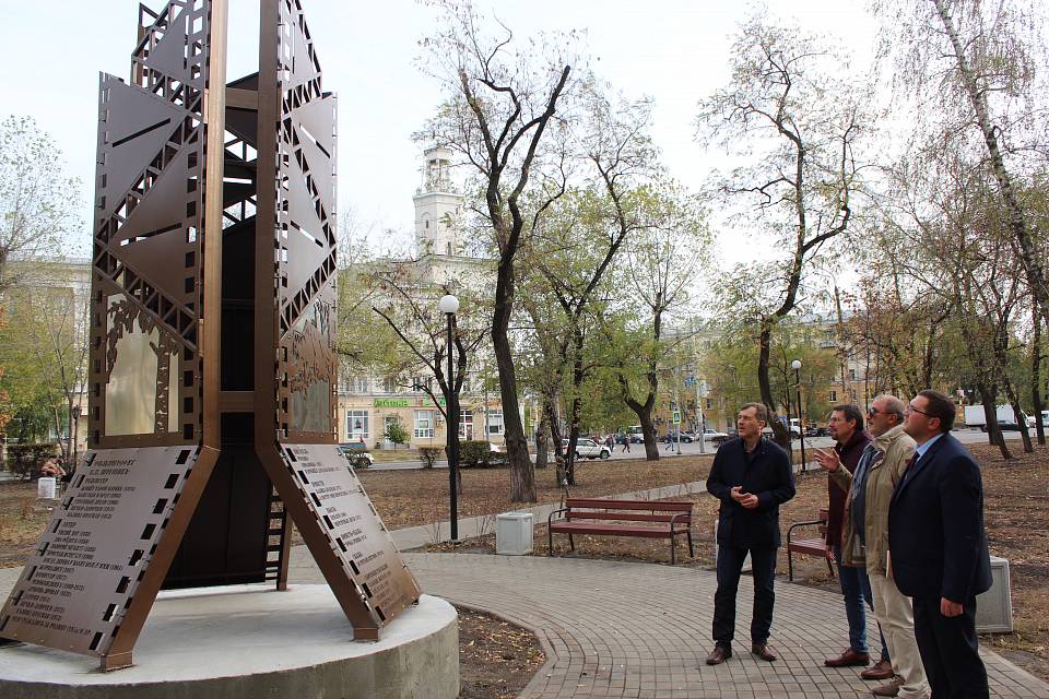     В Левобережном районе установили памятный знак Василию Шукшину