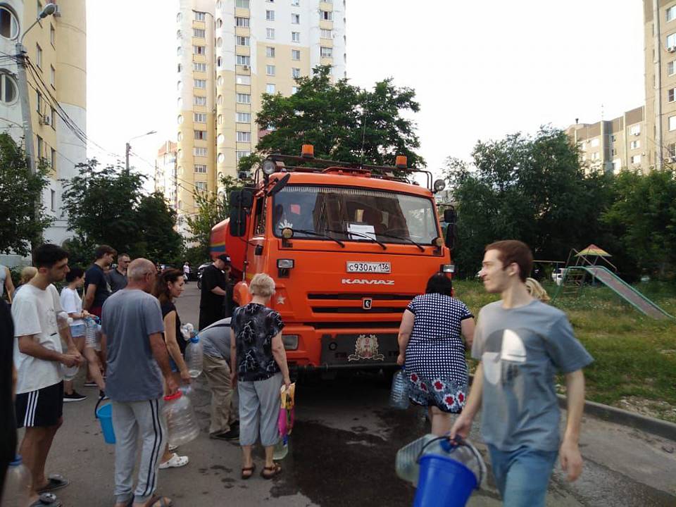 Жителям Коминтерновского района Воронежа подвезли дополнительно питьевую воду