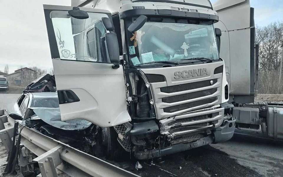 Семья из Севастополя с двумя детьми разбилась в страшном ДТП с фурой на воронежской трассе