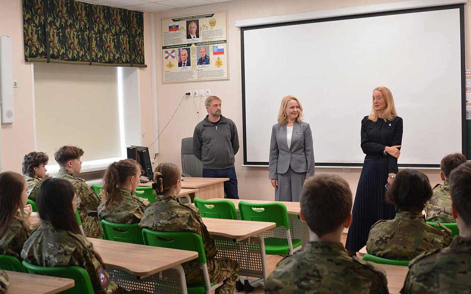 С проблемами и достижениями воронежской гимназии ознакомилась депутат городской думы