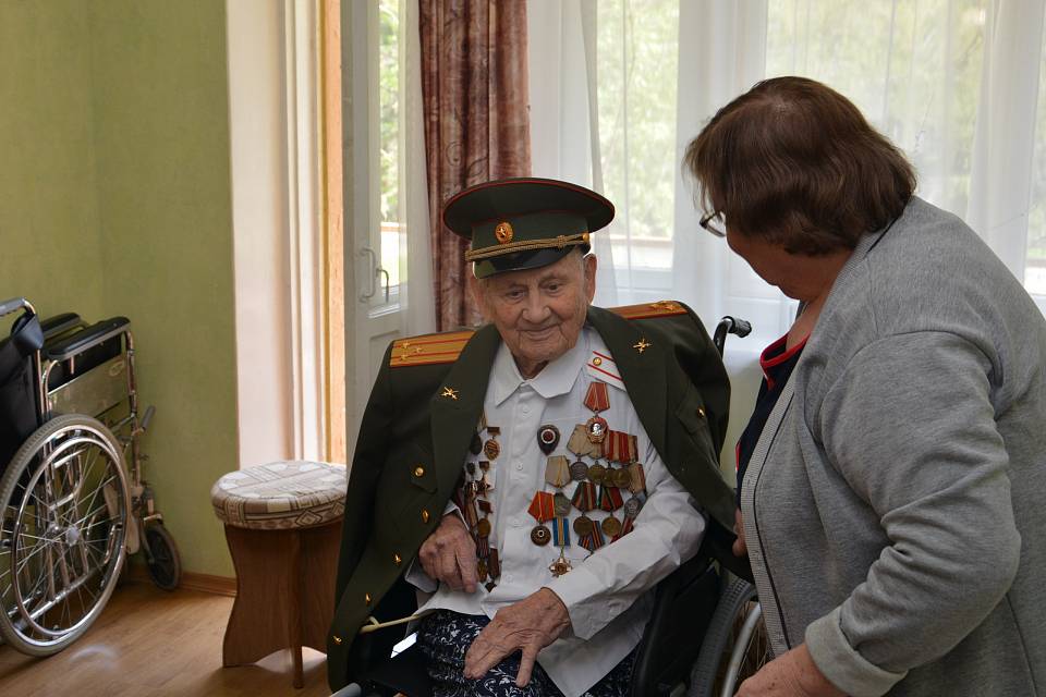 Воронежские депутаты подарили ветерану из Донбасса новый китель ко Дню Победы