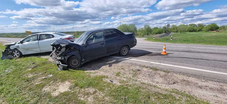 В ДТП на перекрестке пострадали 2 автомобилиста в Воронежской области