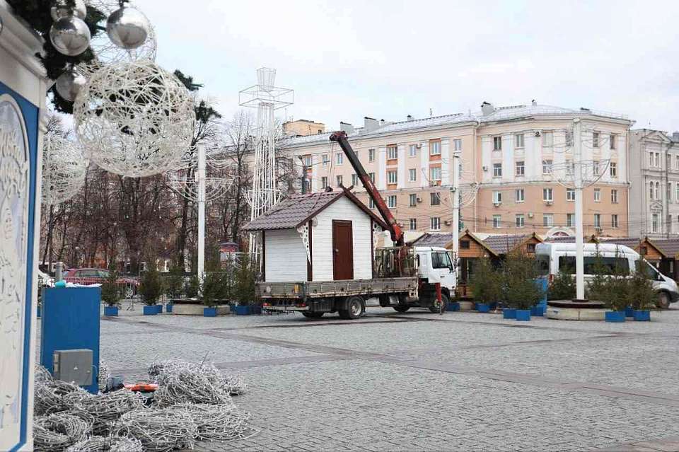 Демонтируют все новогодние конструкции на площади Ленина в Воронеже