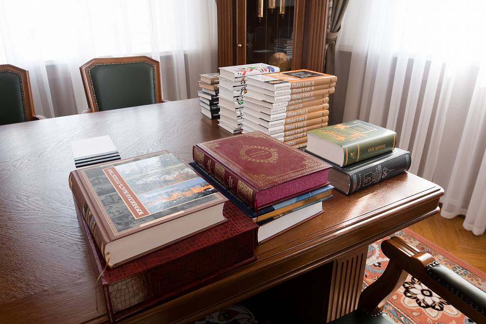 Воронежский губернатор передал жителям ЛНР книги из домашней коллекции