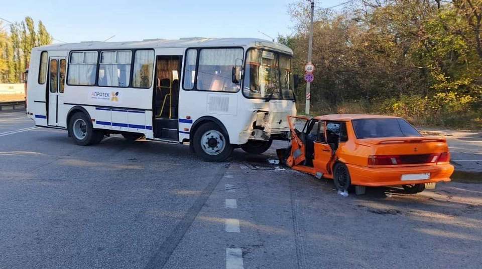 Водитель «Лады» пострадал в ДТП с автобусом на альтернативном участке трассы М-4 в Воронежской области
