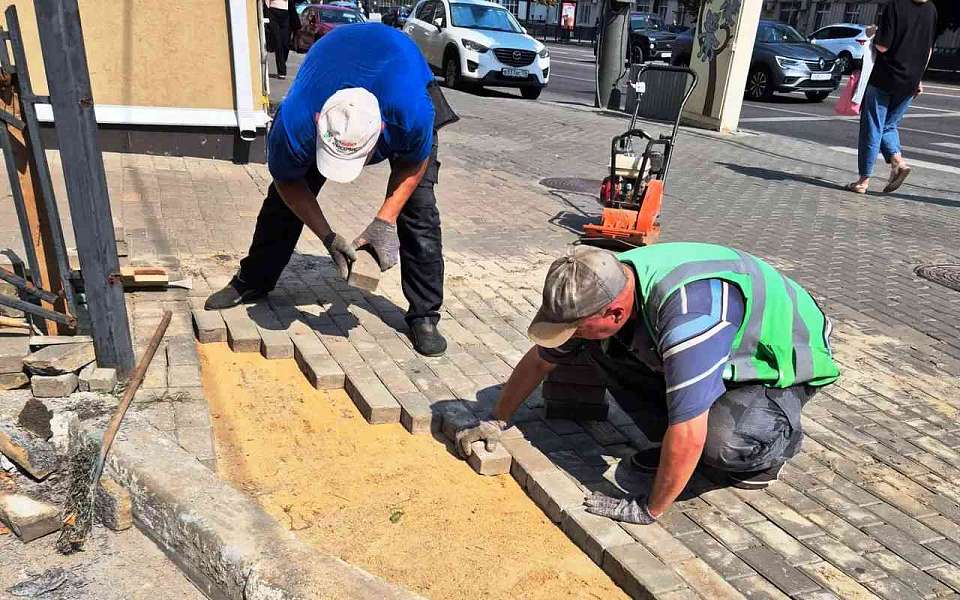 В Ленинском районе продолжается ремонт пешеходных зон