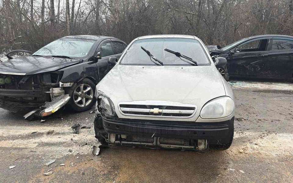 Два человека пострадали в массовом ДТП на заснеженной трассе в Воронежской области