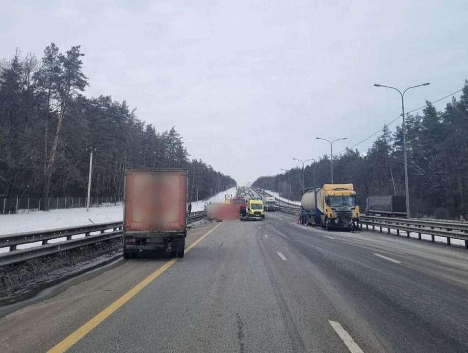 Авария с тремя грузовиками произошла под Воронежем