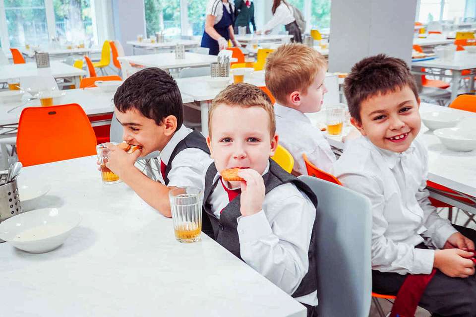 Чем и как кормят в воронежских школьных столовых