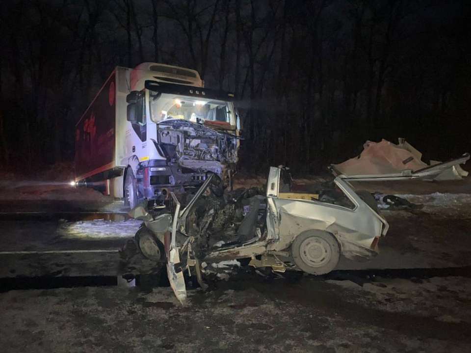 В ночном ДТП с фурой на встречной полосе погибли 3 человека в Воронежской области