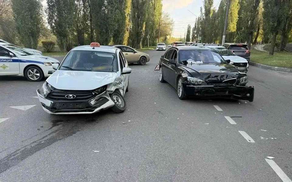 Пассажир и водитель такси попали в больницу после столкновения с BMW в Воронеже