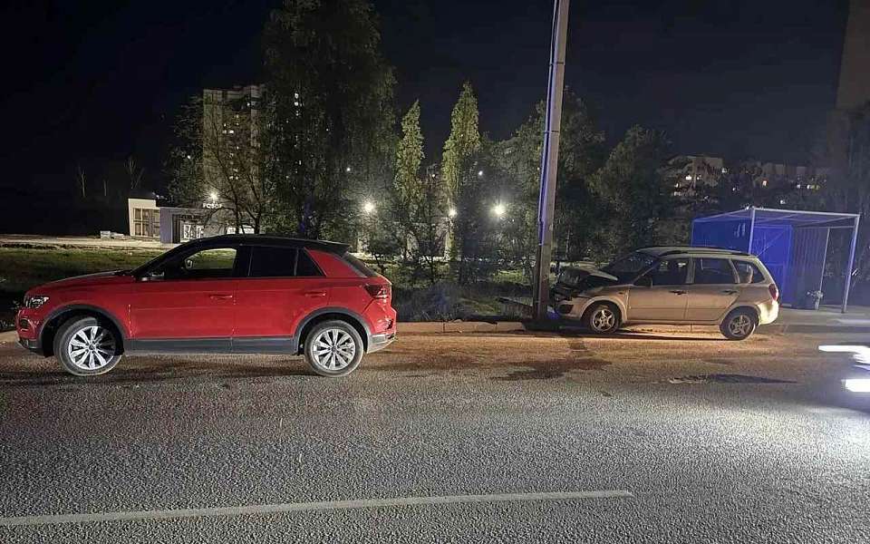Двух детей на остановке сбила «Лада» после ДТП с Volkswagen в Воронеже